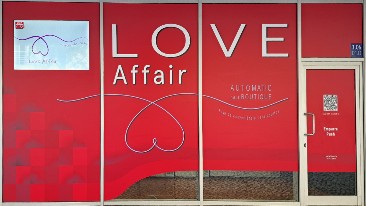 Descubra o prazer sem limites na LOVE AFFAIR, a revolucionária sex shop automática e self-service! Aberta todos os dias até às 24:00, somos sua loja de conveniência para adultos, garantindo total privacidade em nossas máquinas automáticas de venda.  Explore nossa ampla seleção de produtos destinados a elevar sua experiência sexual solo ou em casal. Desde dildos unissex até vibradores, passando por masturbadores e estimulantes de clitóris da renomada marca Satisfyer, na LOVE AFFAIR você encontrará tudo o que precisa para explorar seus desejos mais íntimos.  Destacamo-nos pela qualidade e variedade, incluindo os famosos masturbadores de atrizes pornô da Fleshlight, projetados para proporcionar sensações incríveis.  Visite-nos agora e descubra um novo mundo de prazer sem barreiras. A LOVE AFFAIR está aqui para tornar suas fantasias realidade, sempre com discrição e conveniência. Experimente hoje mesmo!